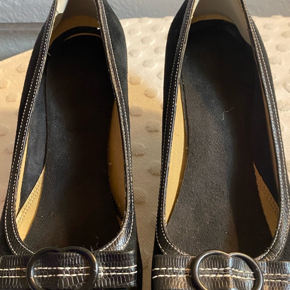 NATURALIZER Black Suede Kitten Heel Pump with Bow Detail and Contrast Theading - Picture 10 of 16